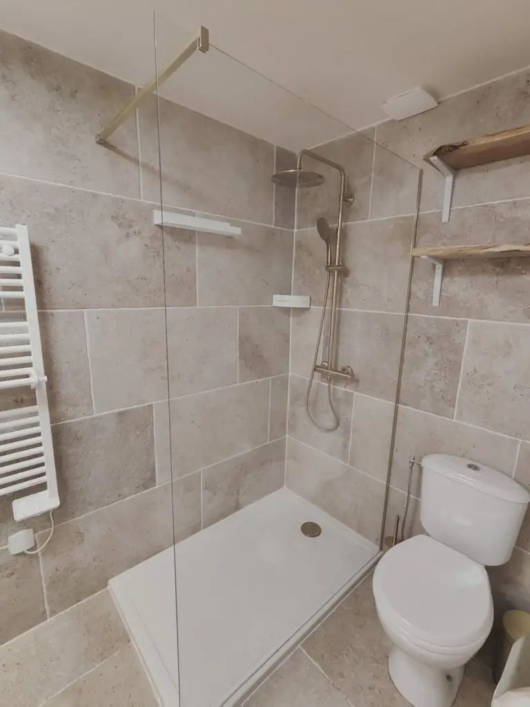 rénovation complète d'une salle de bain en travertin