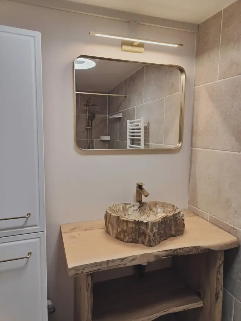 rénovation complète d'une salle de bain avec vasque en bois pétrifié