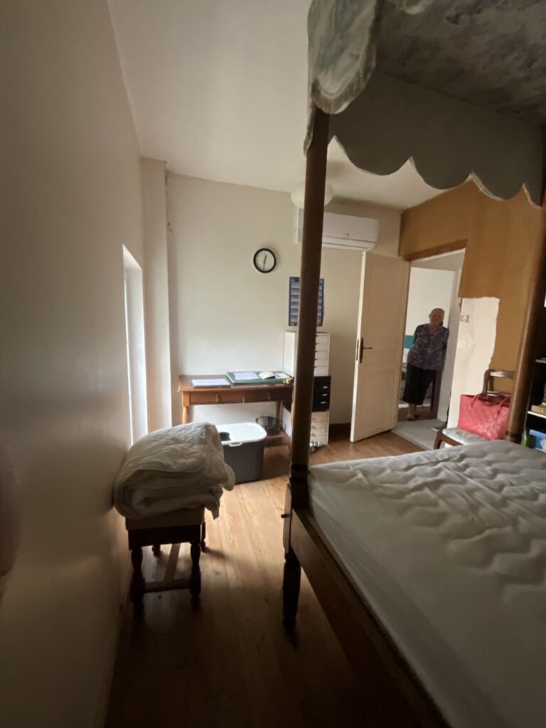 rénovation d'une chambre avec tapisserie et parquet